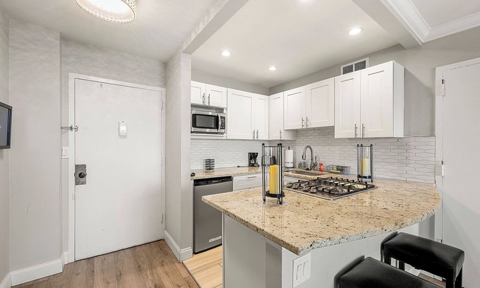 Peachtree Center Apartment | Renovated Downtown Atlanta Condo with City View with Free Parking- 2005