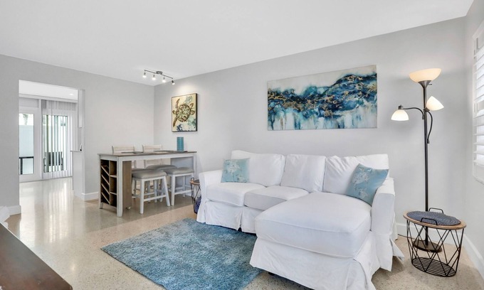 Dunedin House | Renovated duplex near Honeymoon/Caladesi Island with patio, AC, & W/D