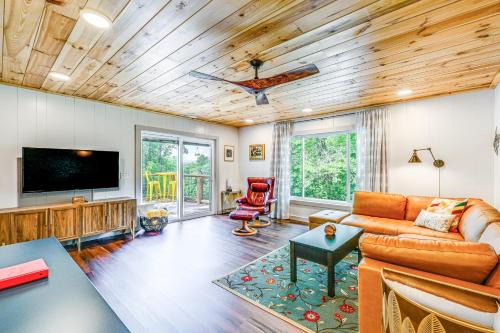 Franklin House | Renovated Franklin Home with Mountain-View Deck!
