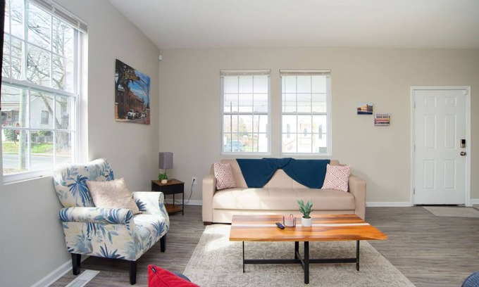 Gastonia House | Renovated Fuse Entertainment District DT 4 BR/3BA