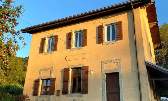Lugrin House | Renovated house 4 bedrooms, garden, parking, WiFi, pet-friendly