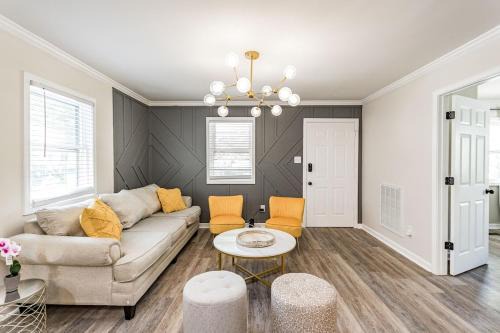 East Durham House | Renovated house close to Dtown Durham w king bed