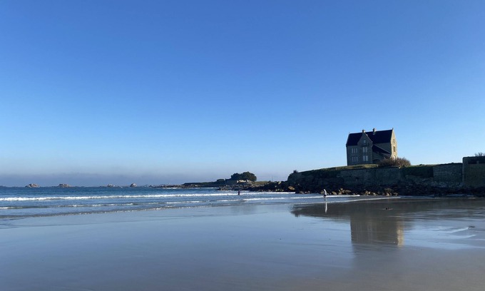 Berven House | Renovated house with sea views, 100m from the GR34!