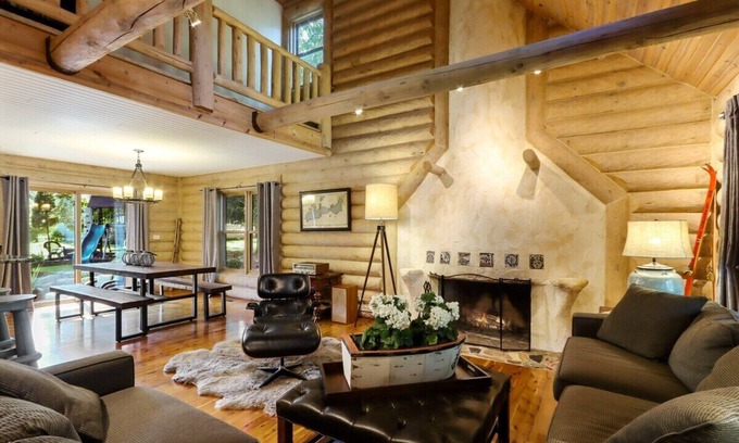 Country Club Estates House | Renovated Log Home At Lake Geneva |Game Room |Ping Pong |Shuffleboard |Movie Room |Swingset |FirePit