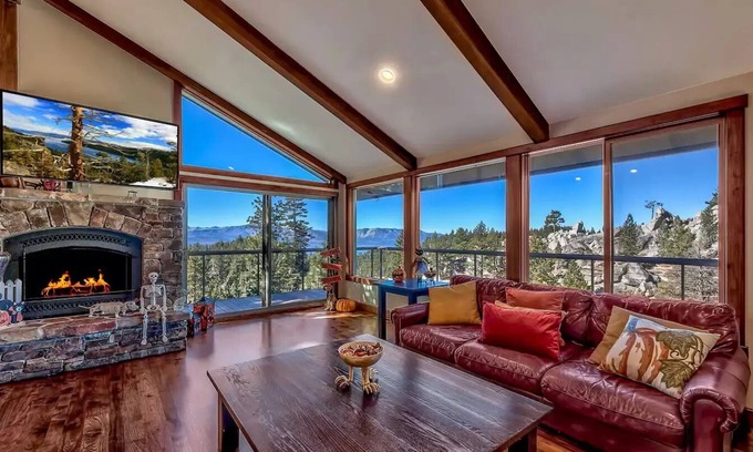 Upper Kingsbury House | Renovated Luxury Lake View Home - new decor/hot tub/pool table/central location