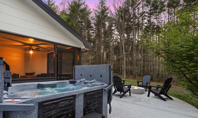 Dial House | Renovated~Mountain Escape~Hot Tub~Family Fun