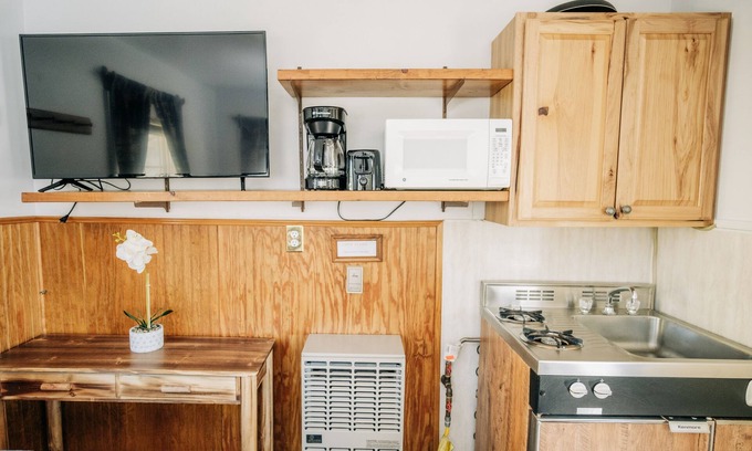 Sabinsville Cabin | Renovated Mountain Studio Cabin