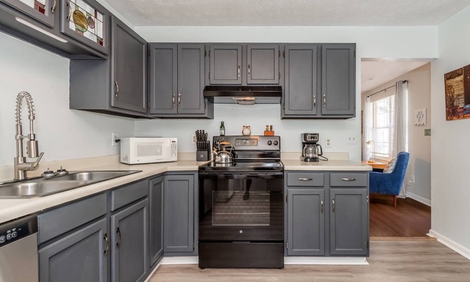 Ashley Oaks House | Renovated |Pet Friendly |Fully Fenced Yard |Large Deck |Charming Knox Home |Family Friendly |UT