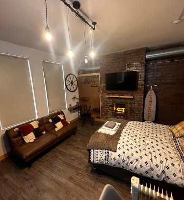 Leeds Apartment | Renovated Studio - Free Parking - Great Location