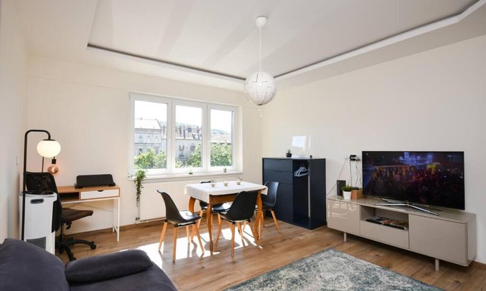 Castle Hill Apartment | Renovated Stylish Flat at the Castle&Metro
