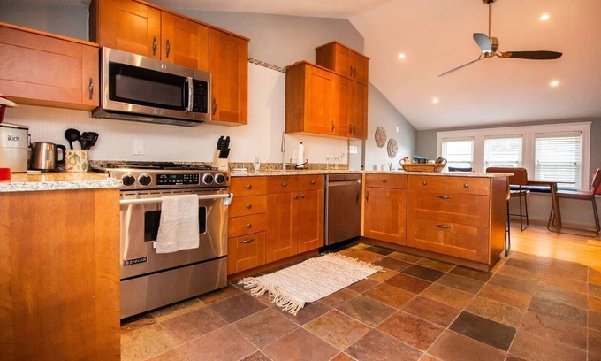 Dorchester Apartment | Renovated Top Floor 1 Bedroom Condo in Savin Hill