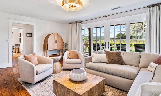 Healdsburg House | Renovated Vineyard Home - 4 BR/4 BA - Solar Pool, Spa, Views