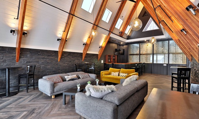 Killington Cabin | Rent An Inn! Takeover the Birch Ridge Mountain Lodge: 11 Rooms, Bar, Fireplace. 28 ppl. Event space.