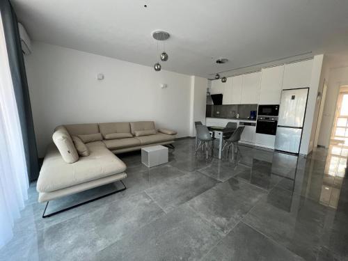 Ishem Apartment | Rent Apartament Lalzy Bay