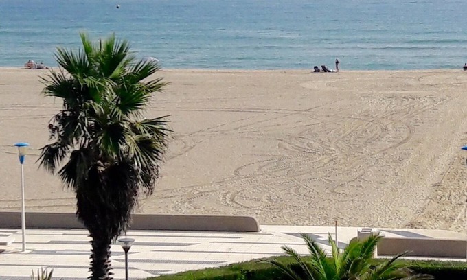 La Cote Radieuse Apartment | Rental apartment F2 calm facing the sea direct beach access Canet-en-Roussillon