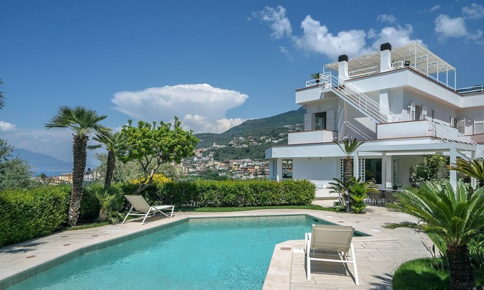 Seiano Villa | Rentals in Italy - Villa Anfora with private pool, garden and private parking area