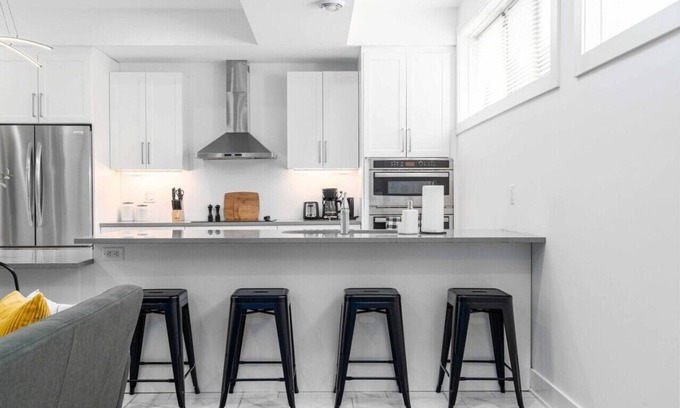 Downtown London Condo | RentX|Rustic Retreat - Downtown/Parking/Wifi/2Bed