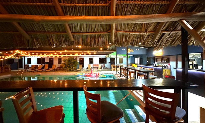 Jaco Hotel | Republik Hotel, Bistro and Disco on Site