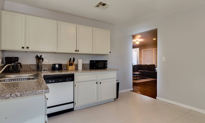 Reseda House | Reseda Large Home