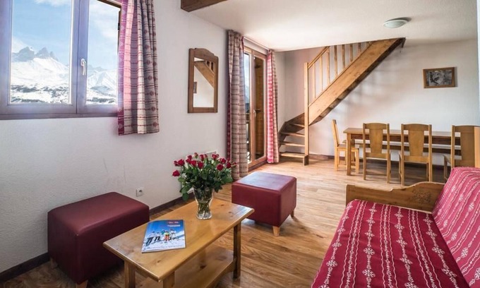 Albiez-le-Vieux Apartment | Residence Les Chalets du Hameau des Aiguilles - 3 rooms 8/10 people Mountain Corner