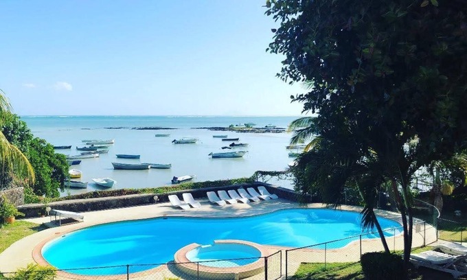 Grand Gaube Villa | Residence with 6 seafront bungalows and swimming pool - by feelluxuryholidays