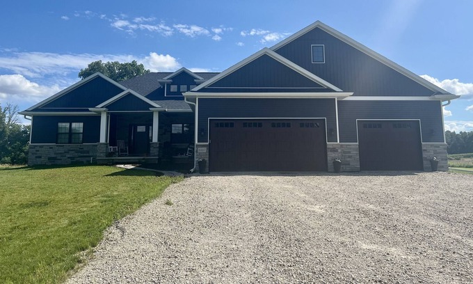 Winneconne House | Residential Home 15 miles from EAA for Executive, Business or Family Rental