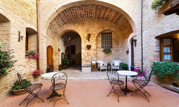 San Gimignano City Centre House | Residenza d'Epoca Palazzo Buonaccorsi