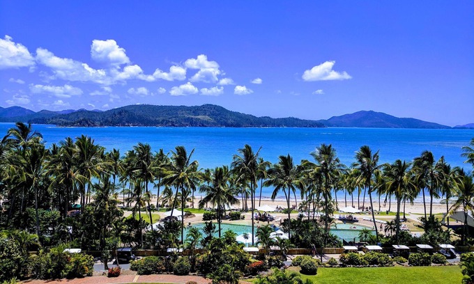 Hamilton Island Apartment | Resort apartment with panoramic beach views