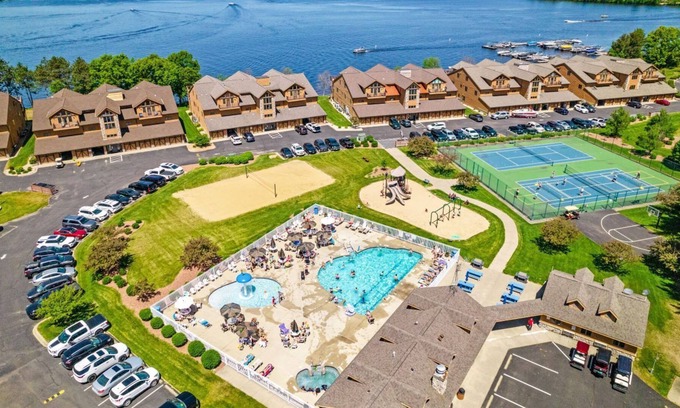 Arkdale Condo | Resort - Golf - Lake - 30 min to Wisc Dells