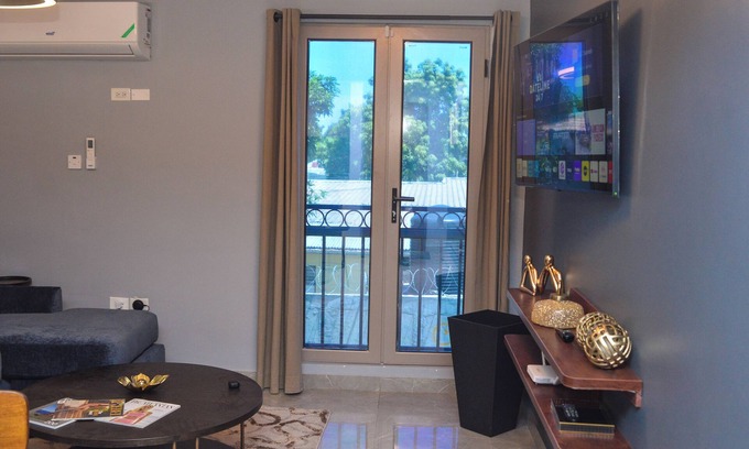 Eden Gardens Apartment | Resort like accommodations in Kingston with WiFi, AC, Pool and Rooftop. King bed
