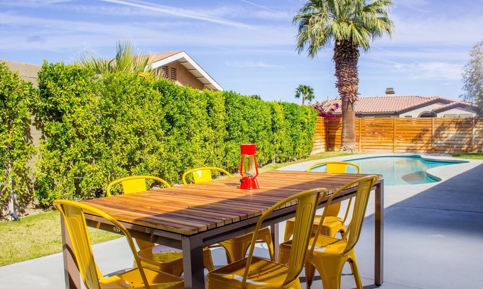 Vista Norte House | ★Resort-Like Midcentury, Big Pool & Awesome Mountain Views!★