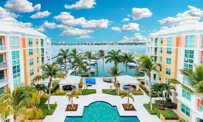 East Ocean Ave Condo | Resort living