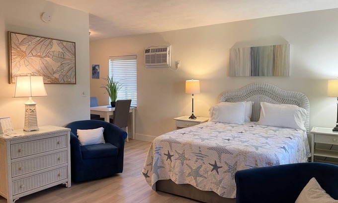 Deerfield Beach Resort | Resort Studio with Full Kitchen & Pool - Walk to Beach