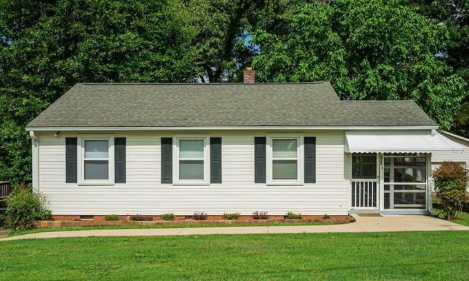 Sans Souci House | Respite Inn- Monthly Rental 3 Miles to DT GVL
