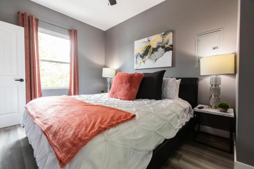 University Heights Apartment | Restaurants-fast-wifi-ac-park-professionals