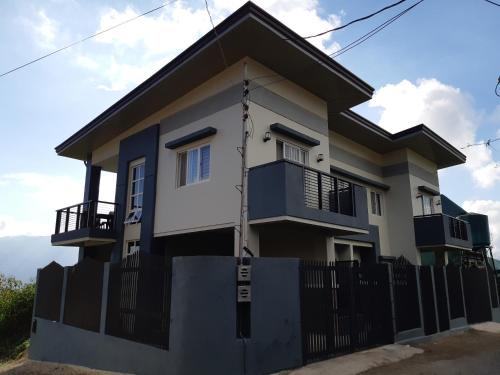 Baguio House | Restful 3BR Hillside Duplex House