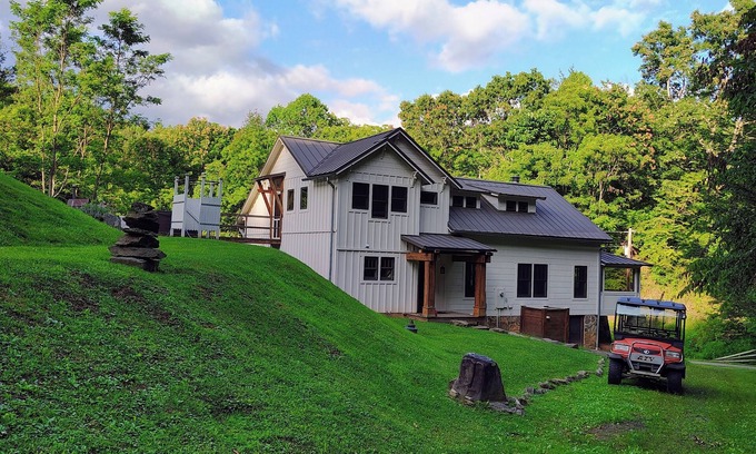 Marshall House | Restful Dawn Rustic meets Luxury. Hot Tub, Outdoor Shower, Mini Gym & Fire Pit
