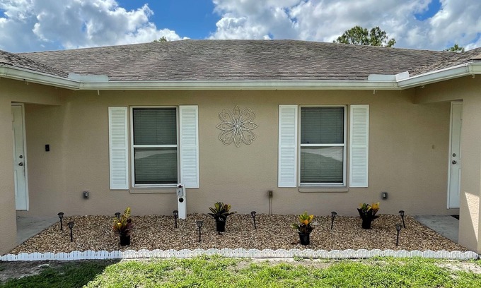 Westminister House | Restful Lehigh Duplex, 185+ 5 star Clean & Comfortable Stays