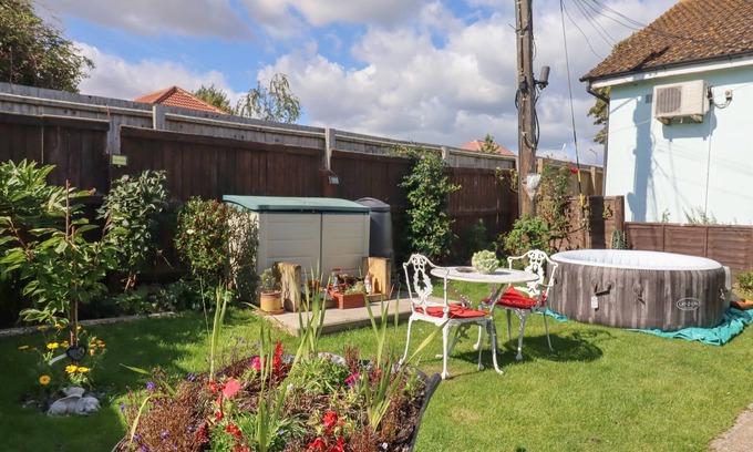 Harwich Cottage | RESTHAVEN, pet friendly, with a garden in Harwich