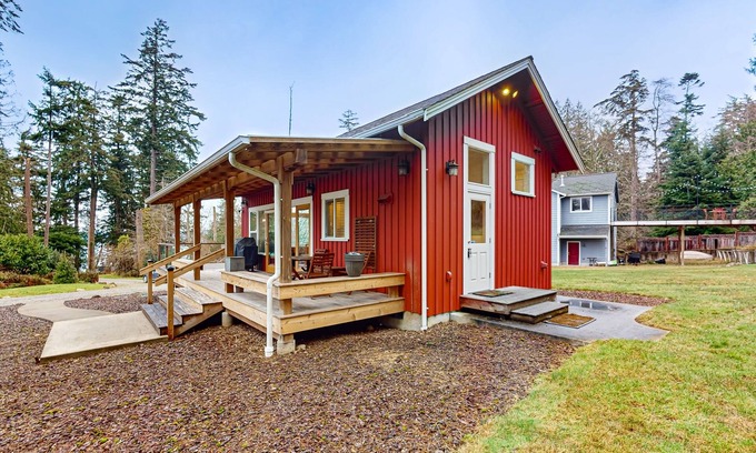 Langley Apartment | Restorative tiny home with amazing outdoor space, central location, and free Wif