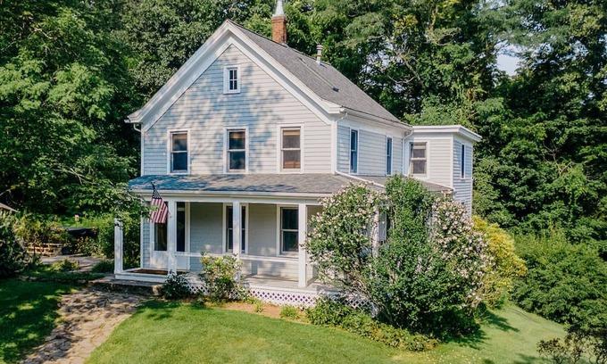 Ulster Park House | Restored 1890's Farmhouse near Kingston