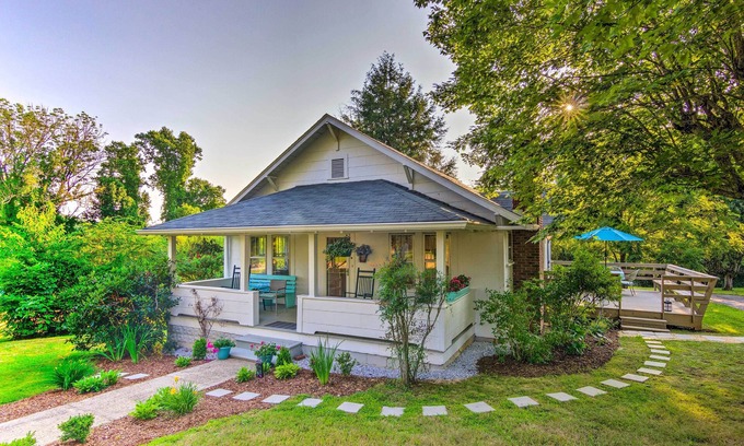 Mars Hill House | Restored Mars Hill Home on 1 Acre: Walk to Town!