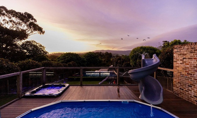Werri Beach House | Retreat at Renfrew – Entertainers Delight with Spa, Pizza Oven & Sunset Views