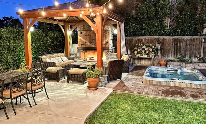Tustin House | Retreat: Disney★Pools★Hot Tub★Gardens★Pergola★Games★BBQ