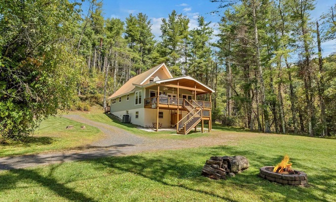 West Jefferson Ski Chalet | Retriever Beach - New River-frontage with Your Own Private Beach! Fire Pits - Games and More!