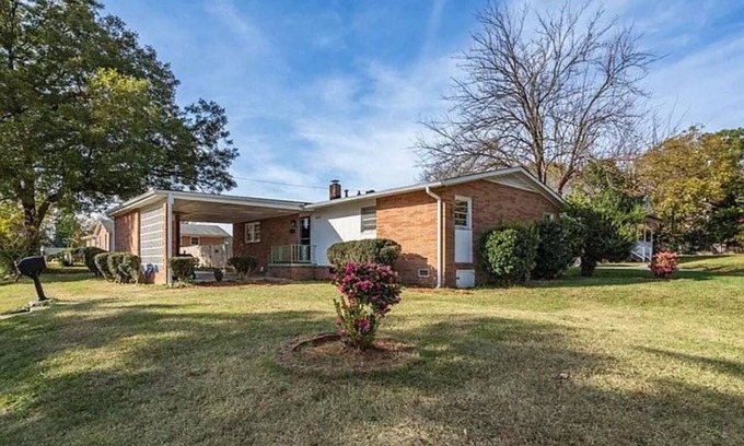 Greensboro House | Retro 3-Bedroom Retreat: WiFi, AC in Peaceful Greensboro Close to Major Venues
