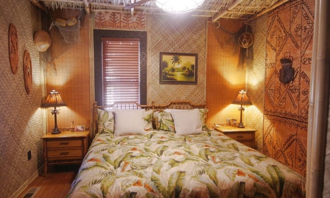 North End House | ★ Retro 6th Ave 2br. Patio oasis. Epic Tiki room