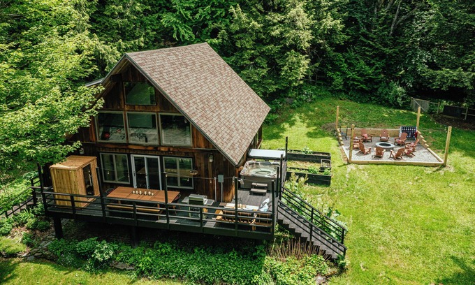 Waterbury House | Retro 70's Throwback Chalet-Sleeps 12-Game Room-Fire Pit-Bunk Room-Hot Tub-Sauna