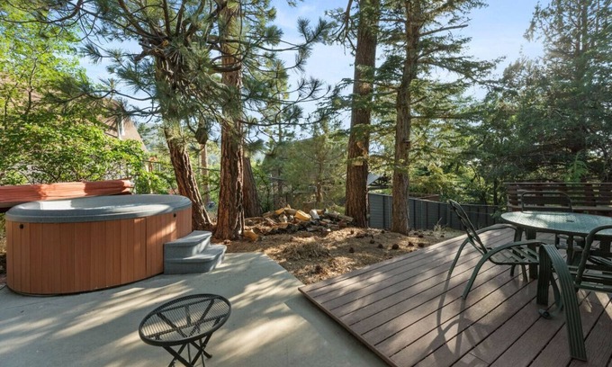 Upper Moonridge House | Retro Bear Haus Spa Fully Fenced