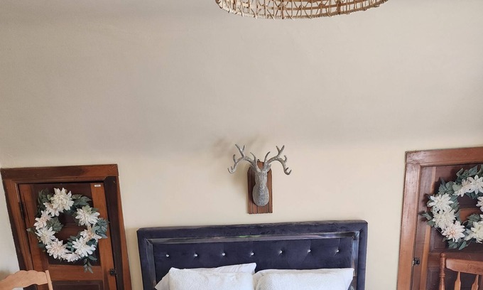 Bethlehem Apartment | Retro-Cozy Art Studio